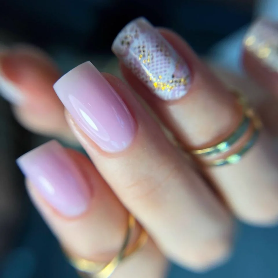 Нюдовый маникюр Юлианы