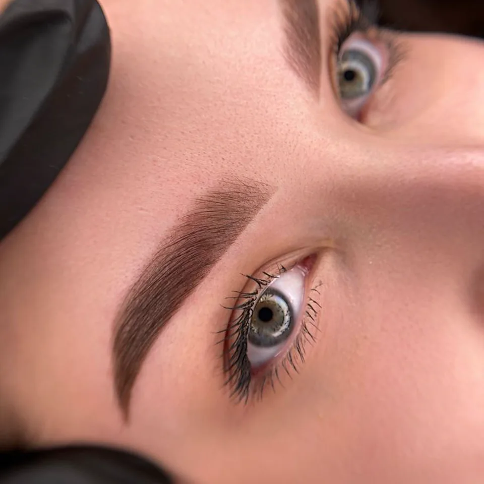 Перманент бровей — крупный план 1