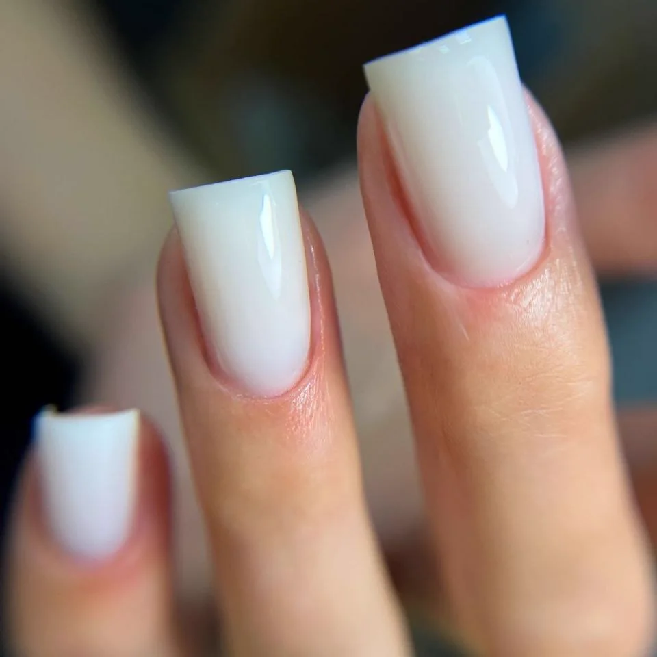 Белый маникюр